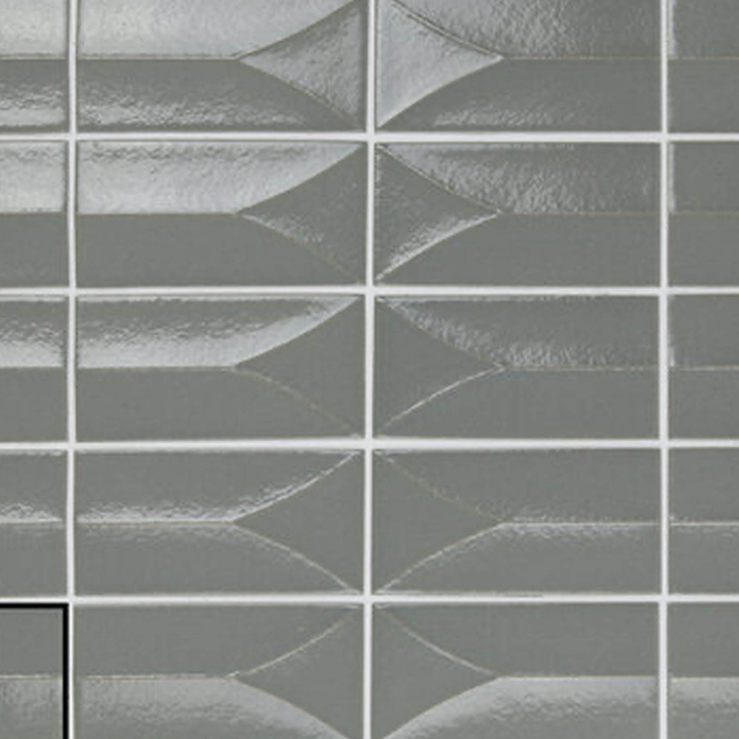 Arka - Forma Steel tiles feature a glossy gray finish with a geometric, gently raised pattern of curved lines and shapes for a subtle three-dimensional effect. Arranged in a grid with white grout lines, these tiles create a sophisticated and modern look.